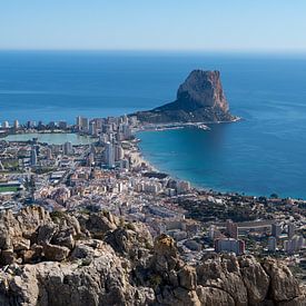 Kustplaats Calpe en de blauwe Middellandse Zee van Adriana Mueller