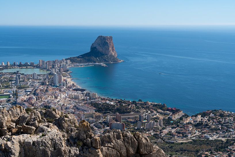 La ville côtière de Calpe et le bleu de la Méditerranée par Adriana Mueller