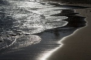 Silbergraues Wasser am Sandstrand 3