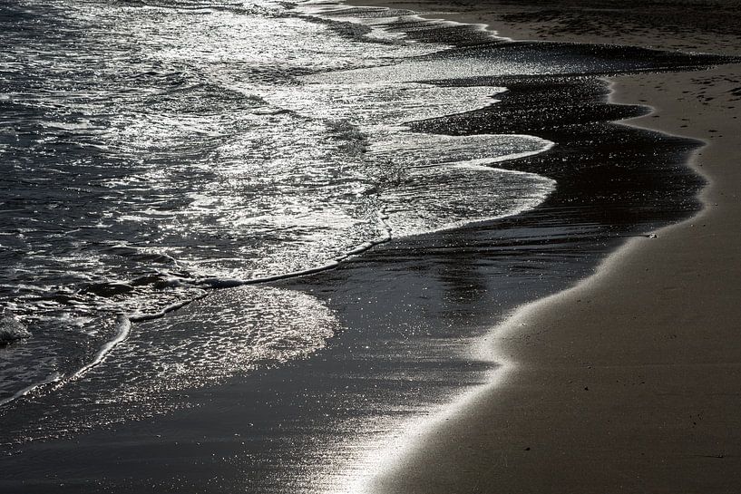 Eau gris argenté sur la plage de sable 3 par Adriana Mueller