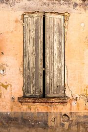 Verwitterter alter Fensterrahmen in toskanischem Ambiente in Buis de Baronie in Frankreich von Cindy Mulder