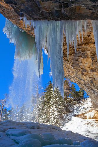 Des glaçons et une chute d'eau se précipitent dans le vide
