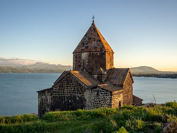 Sevanavank bei Sonnenuntergang von Stijn Cleynhens