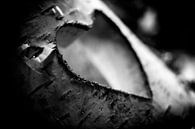 Coeur sculpté en bois de mélèze dans les couleurs noir et blanc par pixxelmixx Aperçu