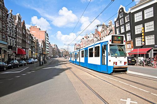 Rijdende tram door het centrum van Amsterdam