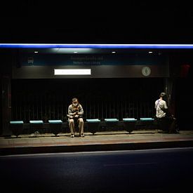 Vrouw wacht bij bushalte in Bangkok van Bart van Lier