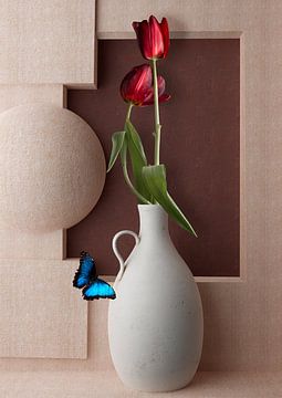 Nature morte de tulipes dans un vase blanc sur Sander Van Laar
