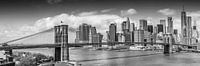 NEW YORK CITY Brooklyn Bridge & Manhattan Skyline | Panorama monochroom van Melanie Viola thumbnail