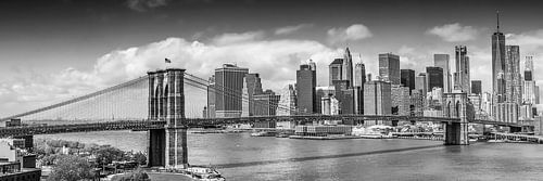 NEW YORK CITY Brooklyn Bridge & Manhattan Skyline | monochrome panorama