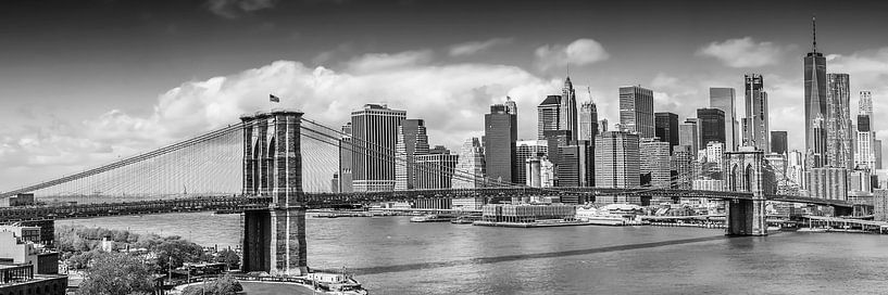 NEW YORK CITY Brooklyn Bridge & Manhattan Skyline | Panorama monochroom van Melanie Viola