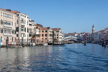 Venetië - Uitzicht over het Canal Grande naar de Rialtobrug