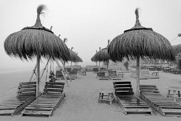 Plage avec bruit, noir et blanc cinématographique sur Yanuschka Fotografie | Noordwijk