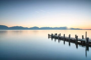 Houten pier bij zonsopgang. Massaciuccoli meer, Italië van Stefano Orazzini