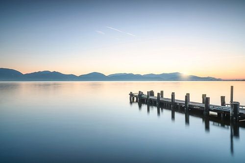 Houten pier bij zonsopgang. Massaciuccoli meer, Italië
