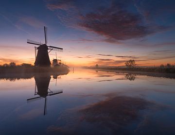 Reflections during sunrise in Kinderdijk sur Raoul Baart
