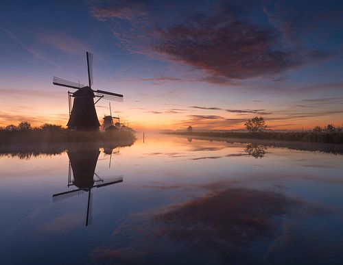 Reflecties tijdens zonsopkomst in Kinderdijk