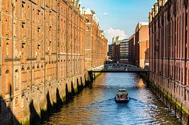 Barque dans le canal de l'Elbe à Speicherstadt dans le port de Hambourg sur Dieter Walther
