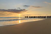 Strand landschap bij zonsondergang