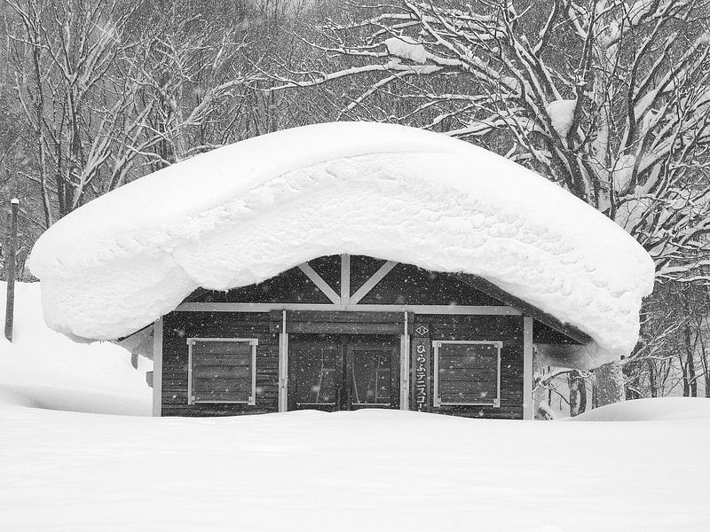 Haus mit Schnee in Japan von Menno Boermans