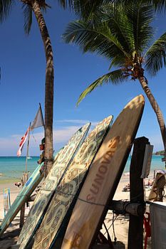 Surfplanken op het strand in Thailand.