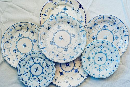 Frans oude verweerde bordjes van  wit en blauwe mix