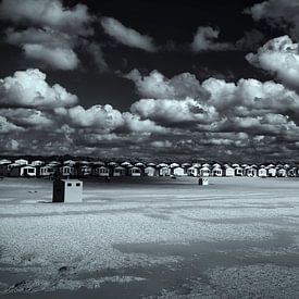 Strandhuisjes strand IJmuiden in zwart wit van Ipo Reinhold