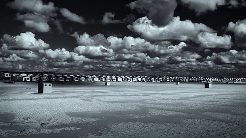 Strandhuisjes strand IJmuiden in zwart wit van Ipo Reinhold