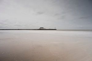 Vue sur la plage et la mer sur la côte de Blankenberg