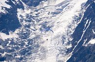Ein Gleitschirm schwebt über dem Gletscher von Barbara Brolsma Miniaturansicht