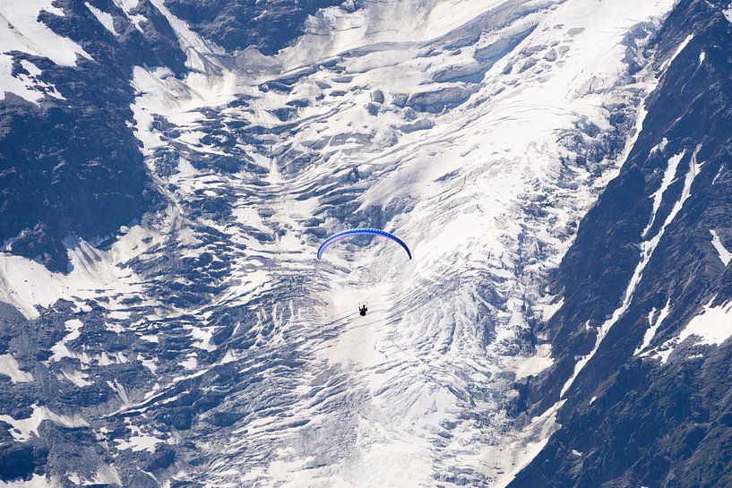 Ein Gleitschirm schwebt über dem Gletscher von Barbara Brolsma