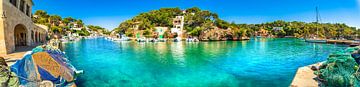 Panoramisch uitzicht op oud vissersdorp en boten aan de baai kust van het eiland Mallorca van Alex Winter