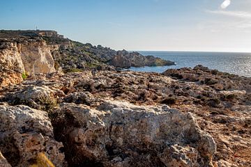 Rotskust bij Paradise Bay (Malta) van Ralf Bankert