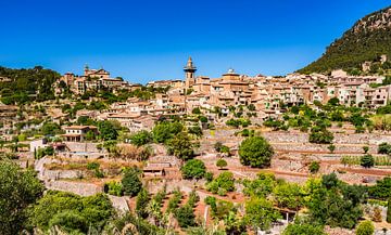 Uitzicht op Valldemossa dorp, Mallorca Spanje, Balearen van Alex Winter