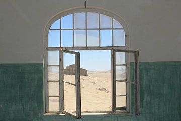 Fenêtre Kolmanskop sur Inge Hogenbijl