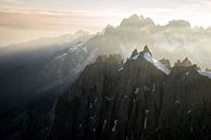 Sonnenaufgang über den Bergspitzen bei Aiguille du Midi von Febe Waasdorp Miniaturansicht