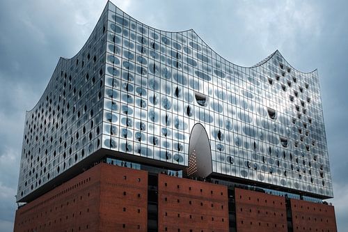 A wave of glass in Hamburg