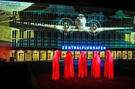 Berlijn: De gevel van de oude luchthaven Tempelhof met speciale lichtprojectie en vijf verlichte scu van Frank Herrmann thumbnail