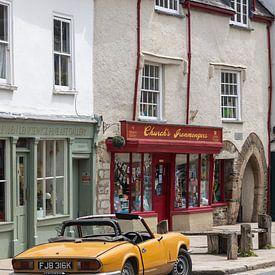 Klassisches Triumph Cabrio in einer alten Straße in Ashburton von Jolanda van Eek en Ron de Jong