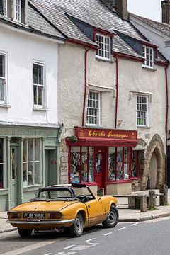 Cabriolet Triumph classique dans une vieille rue d'Ashburton