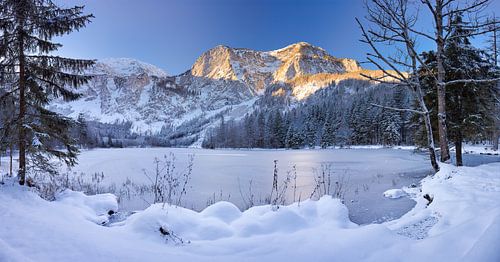 Winterlicher Bergsee