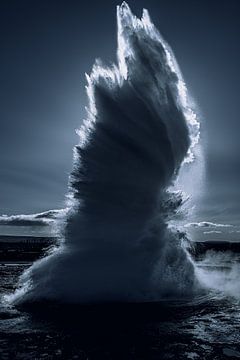 Le geyser magique Strokkur en Islande sur Gerry van Roosmalen