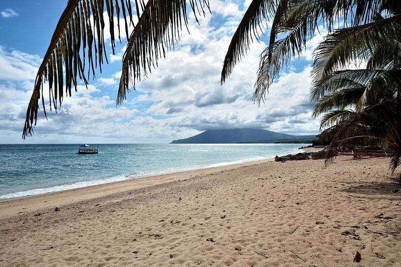 Torrijos: an idyllic beach facing the volcano by Frank Photos