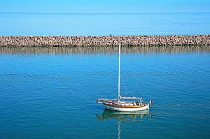 Kleines Segelboot, das aufs Meer hinausfährt