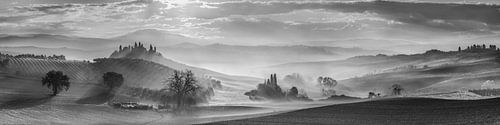 Weids landschap van Toscane in Italië. Zwart-wit beeld.