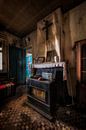 Een oude kachel op een verlaten plek in Belgie van Steven Dijkshoorn thumbnail
