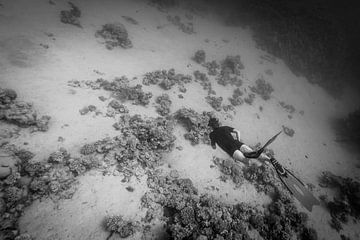 Freediver vliegt onderwater van Eric van Riet Paap