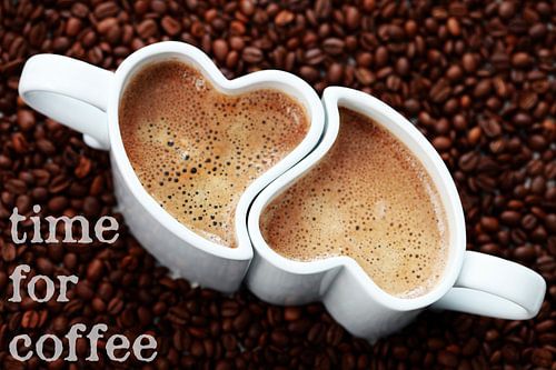 'time for coffee': 2 hartvormige kopjes koffie in bonen