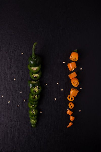 twee gekleurde pepers 2 van 3 van Anita Visschers