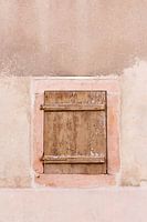 Houten venster in aardse tinten | Zalm roze oude muur in de Elzas Frankrijk | Wall art
