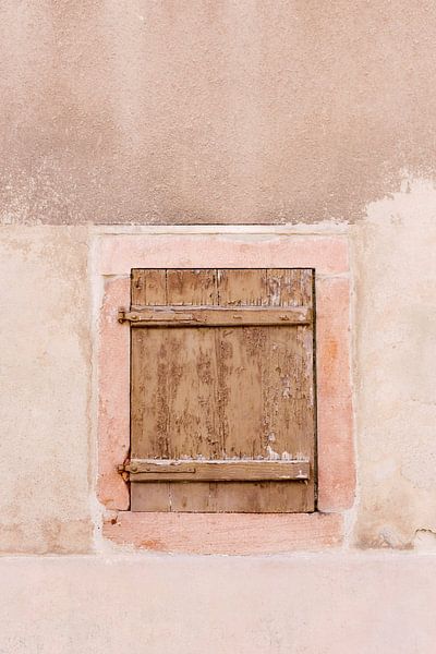 Holzfensterladen in Pastelltönen | Lachsrosa alte Mauer im Elsass Frankreich | Wandkunst von Milou van Ham